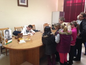 firmando libros